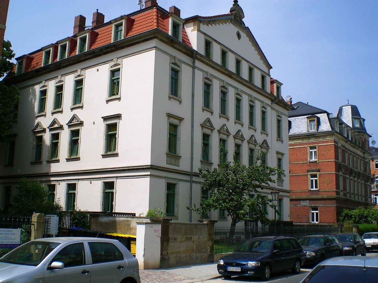 Straßenansicht links
