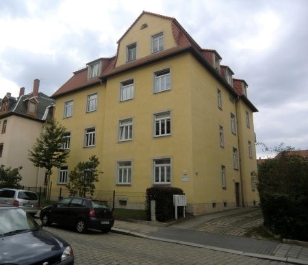Straßenansicht mit Hauseingang