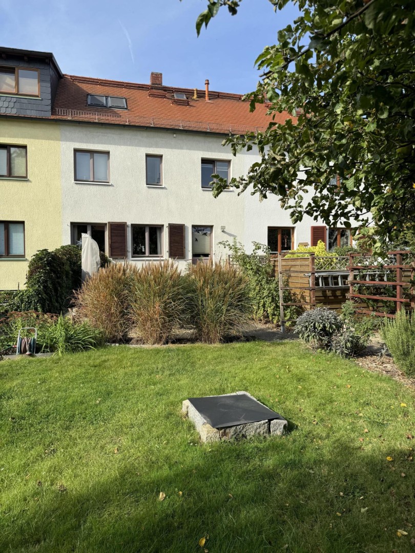 Hinteransicht mit Garten